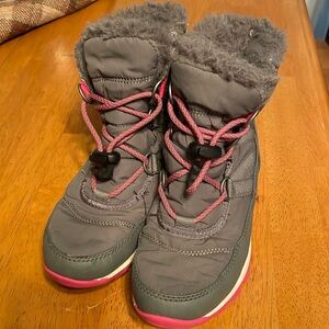 Girls winter boots grey and pink with laces with secure closure